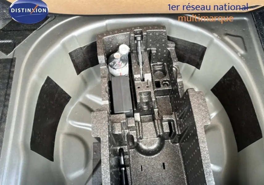 Vue plongeante sur le rangement en mousse gris dans le coffre d'une Skoda Scala gris magnétique 2025.