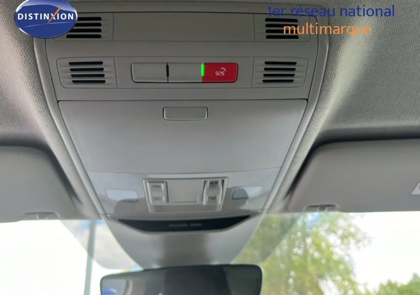 Vue intérieure du plafond avec commandes d'éclairage et bouton SOS de la Skoda Scala gris magnétique 2025.