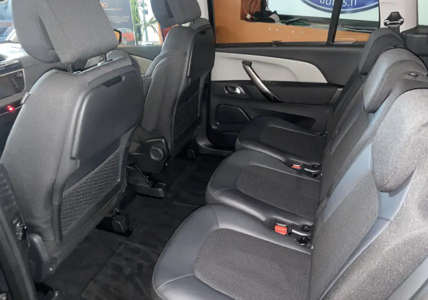 Vue intérieure côté droit des sièges arrière en tissu noir et gris du Citroën Grand C4 Spacetourer 2022.