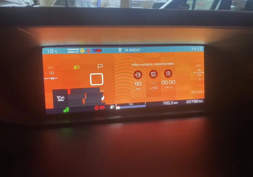 Affichage numérique du tableau de bord du Citroën Grand C4 Spacetourer 2022, indiquant la vitesse, la température et les alertes.