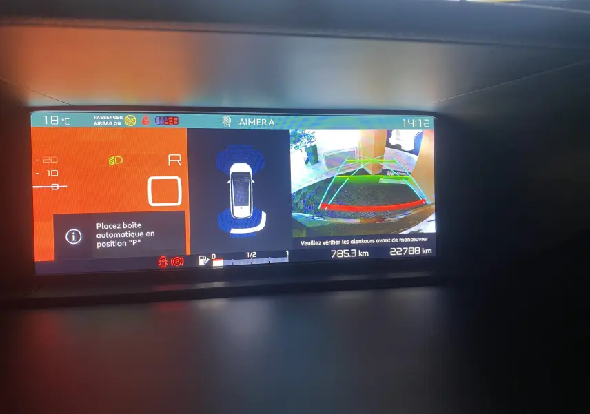 Écran de tableau de bord du Citroën Grand C4 Spacetourer noir, affichant caméra de recul et alertes de stationnement.