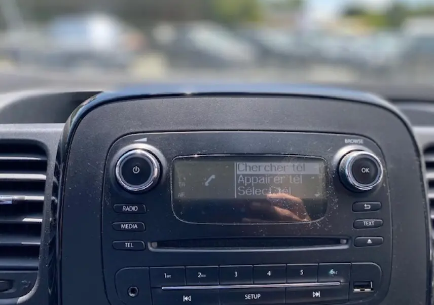 Console centrale noire de l'Opel Vivaro 2018, affichant l'écran tactile avec options téléphone en gros plan.