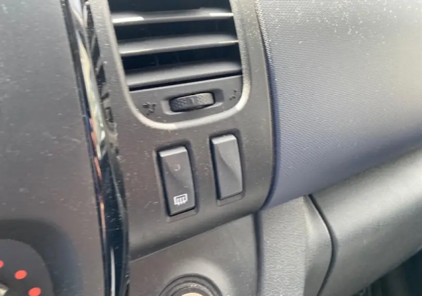 Détail du tableau de bord noir de l'Opel Vivaro 2018 montrant les commandes de ventilation et désembuage côté passager.
