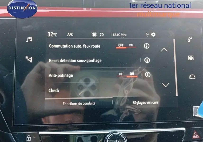 Écran tactile intérieur de l’Opel Corsa rouge Kardio métal avec toit noir, affichant les réglages de conduite.