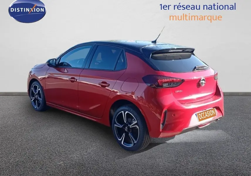 Vue 3/4 arrière droite d'une Opel Corsa rouge Kardio métal avec toit noir et jantes alliage noires.