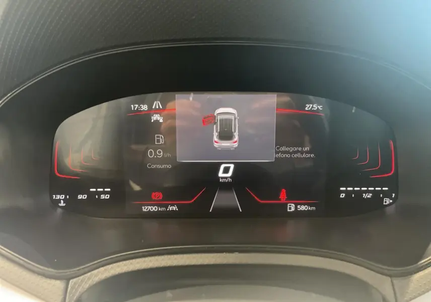 Vue rapprochée du combiné d'instruments digital 8 pouces du SEAT Arona 2024 affichant la vitesse et alertes.
