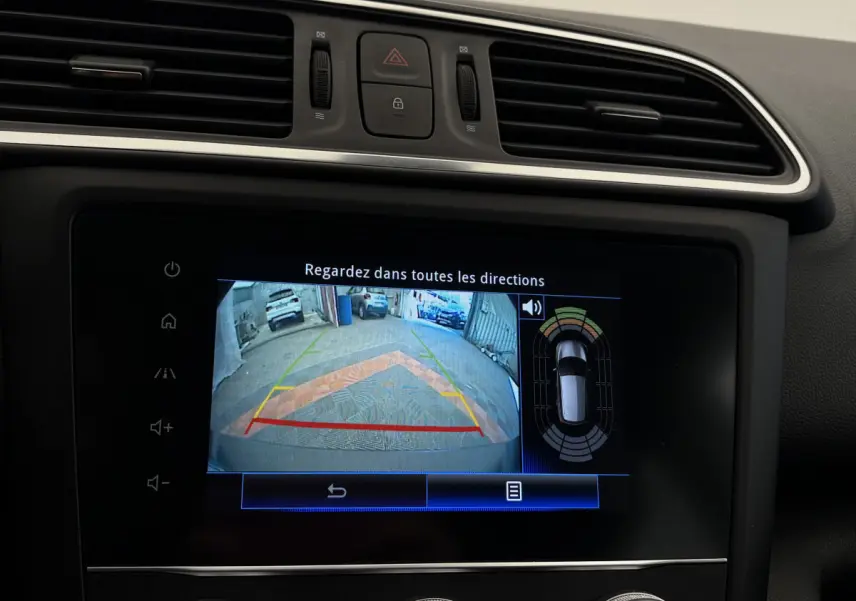 Écran tactile intérieur montrant la caméra de recul et l'aide au stationnement du Renault Kadjar gris foncé.