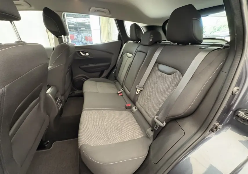 Vue intérieure côté droit montrant la banquette arrière gris foncé du Renault Kadjar 2019 avec ceinture de sécurité et appuie-têtes.