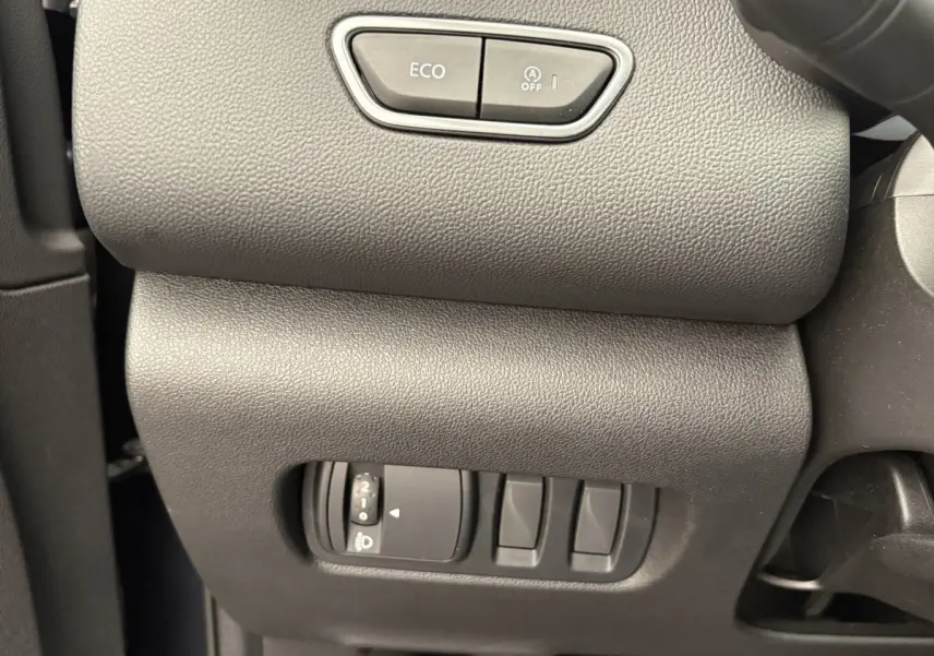 Gros plan sur les commandes de tableau de bord gris foncé du Renault Kadjar Intens 2019, avec bouton ECO et réglage phares.