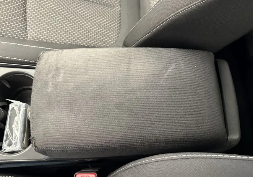 Accoudoir central en tissu gris foncé entre les sièges avant du Renault Kadjar Intens 2019.