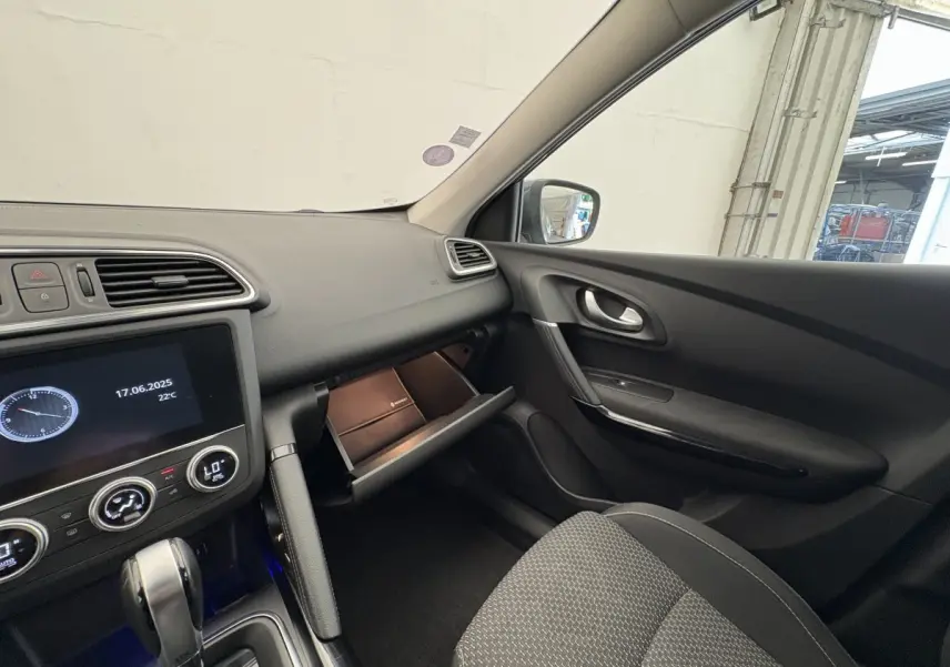 Intérieur Renault Kadjar Intens 2019, vue côté passager, tableau de bord noir et siège tissu gris.