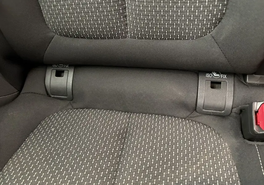 Gros plan sur l'assise arrière en tissu gris avec fixations ISOFIX visibles sur Renault Kadjar Intens 2019.