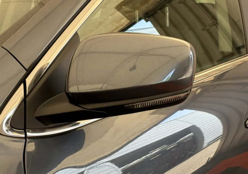 Rétroviseur droit gris foncé du Renault Kadjar Intens 2019 avec clignotant intégré, vue rapprochée côté conducteur.