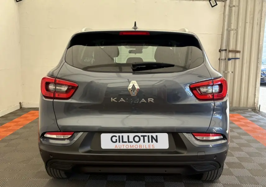 Vue arrière d'un Renault Kadjar gris foncé avec feux LED et logo Renault centré sur le hayon.