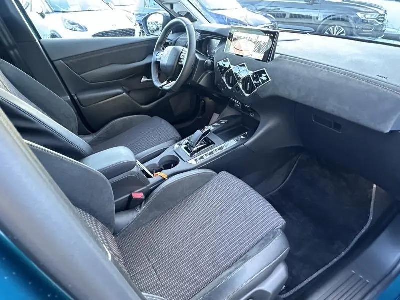 Intérieur avant droit du DS3 1.2 Hybride bleu 2025, sièges en tissu et alcantara, tableau de bord avec écran tactile.