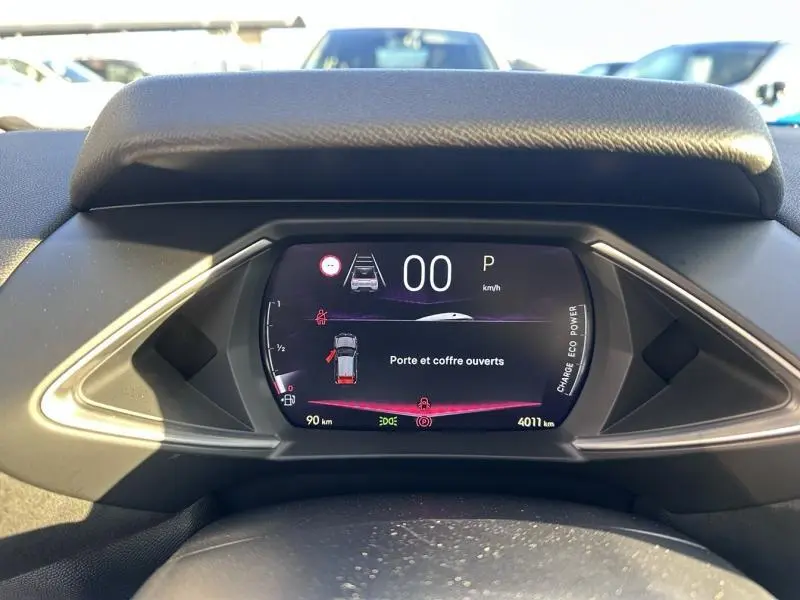 Affichage numérique du tableau de bord du DS3 1.2 Hybride 145ch, indiquant porte et coffre ouverts, vue de face intérieure.