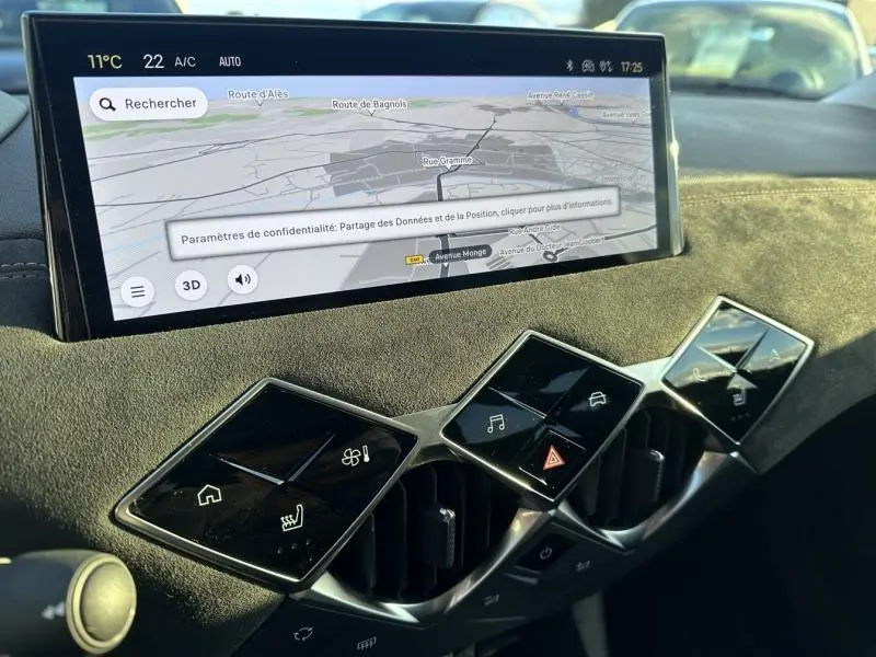 Vue rapprochée de la console centrale du DS3 2025, écran tactile GPS et commandes tactiles sur tableau de bord en alcantara noir.