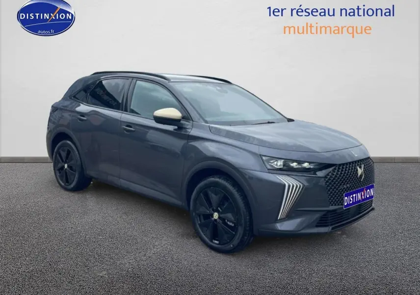 DS7 gris titane en 3/4 avant droit avec jantes noires et rétroviseurs couleur crème visible sur fond neutre.