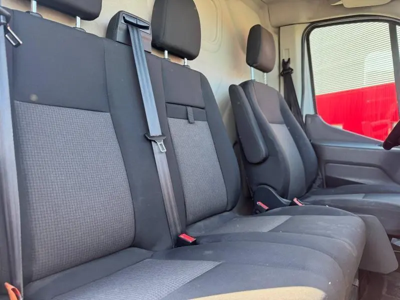 Intérieur du Ford Transit Fourgon 2020 vu côté droit, banquette avant 2 places noire avec appuie-têtes réglables.