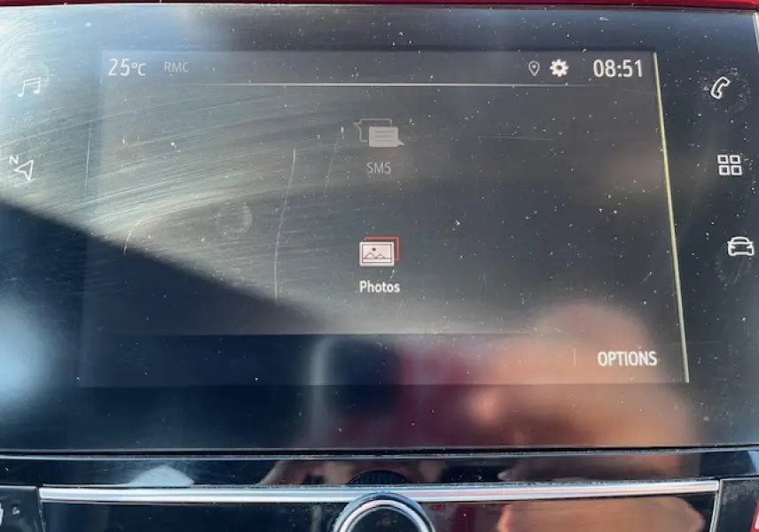 Écran tactile central de l’Opel Corsa 1.2i Turbo 2021 affichant l’interface multimédia avec options visibles.