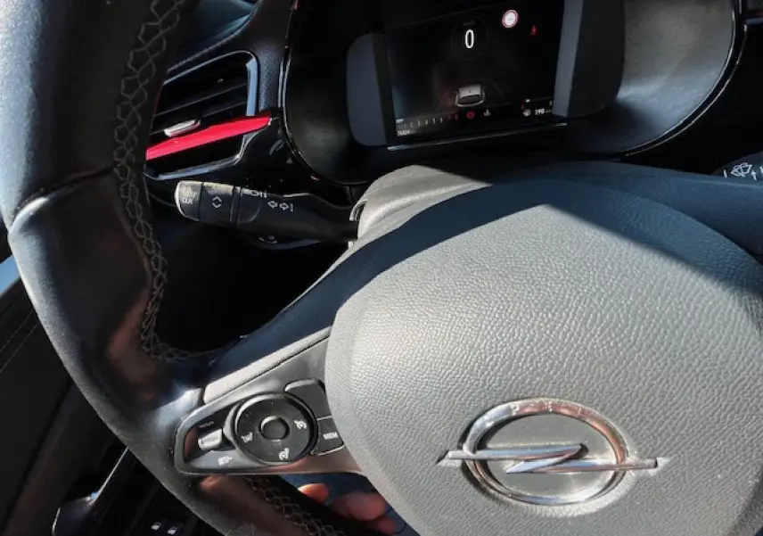 Vue rapprochée du volant cuir noir multifonction et du tableau de bord numérique de l'Opel Corsa 2021.