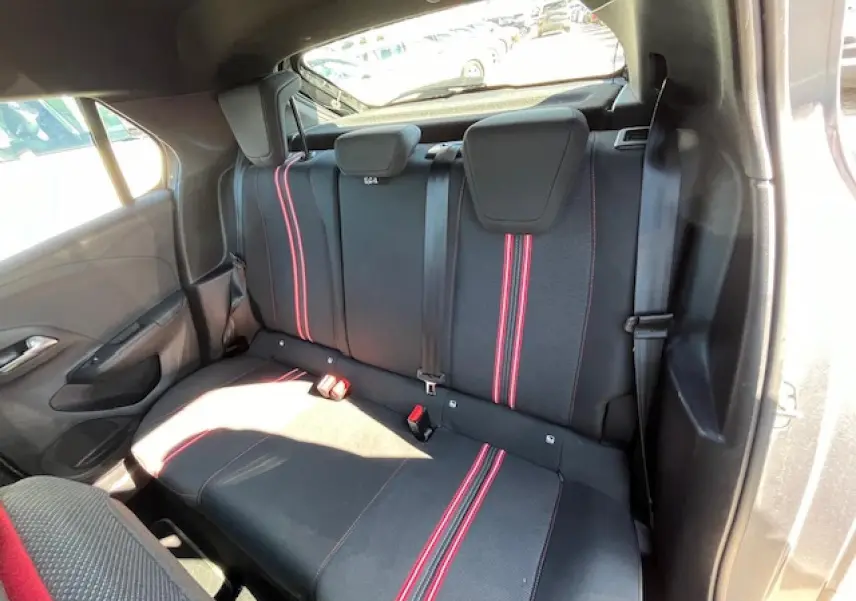 Vue intérieure arrière des sièges noirs avec bandes rouges de l'Opel Corsa 1.2i Turbo GS Line de 2021.