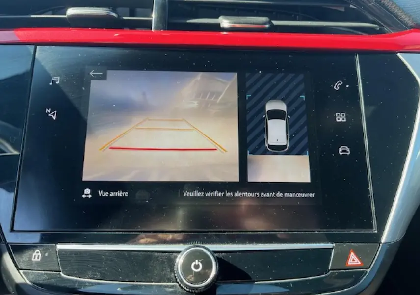 Écran central de l’Opel Corsa gris/noir montrant la caméra de recul à 180° et l’aide au stationnement arrière.