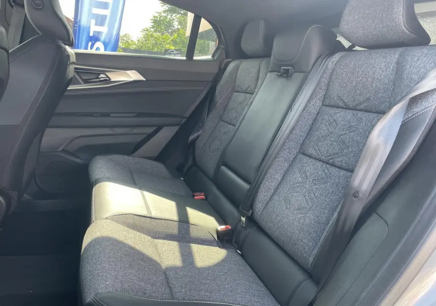 Vue latérale intérieure des sièges arrière gris textile refined avec motifs embossés du Renault Rafale 2025 finition Techno.