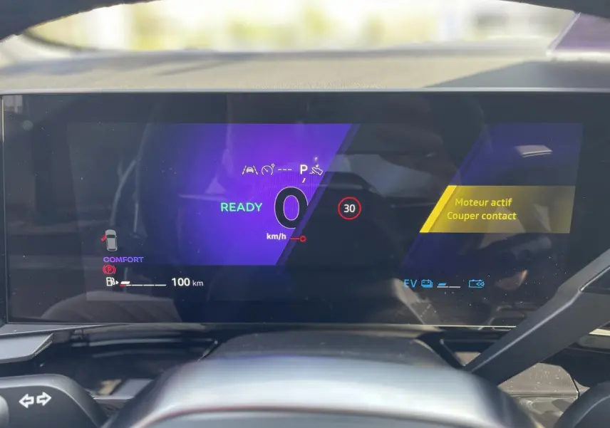 Affichage numérique du tableau de bord du Renault Rafale 2025, indiquant 0 km/h et mode confort activé.