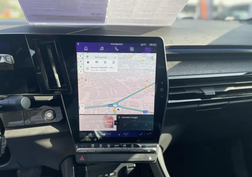 Vue rapprochée de la console centrale du Renault Rafale 2025 avec écran tactile affichant la navigation Google Maps.