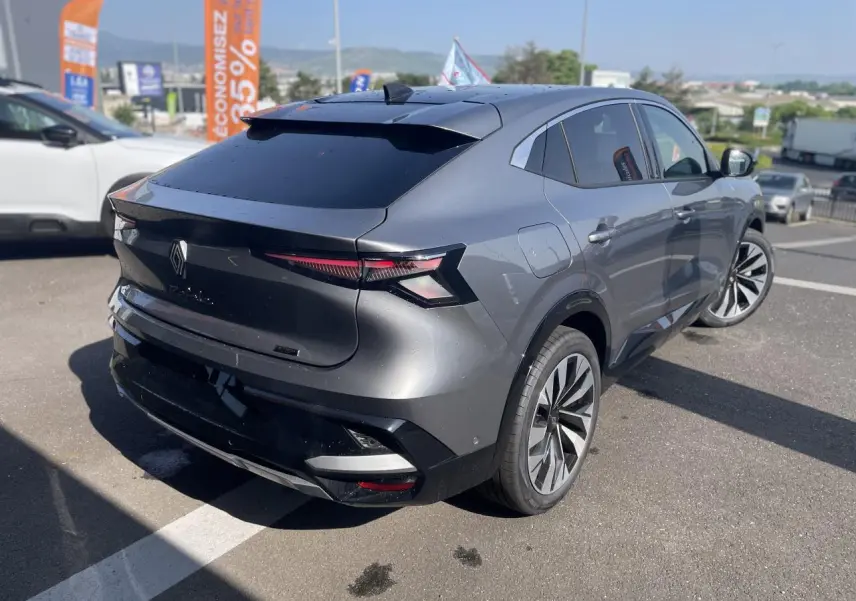 Vue 3/4 arrière droite d'une Renault Rafale gris avec toit noir, feux arrière LED et jantes alliage 20 pouces.