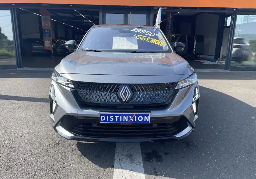 Vue frontale du Renault Rafale gris à toit noir, mettant en valeur sa calandre 3D et ses feux LED au design moderne.