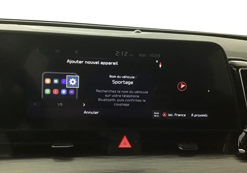 Écran tactile 12,3 pouces du tableau de bord du Kia Sportage 2025 affichant le menu Bluetooth en intérieur.