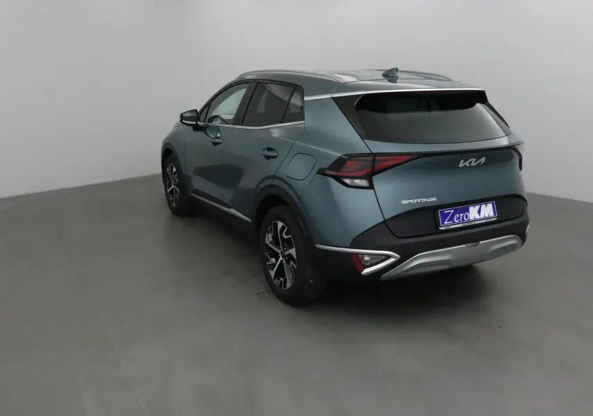 Vue 3/4 arrière gauche du KIA SPORTAGE gris Sirius 2025 avec feux LED et jantes alliage noires.
