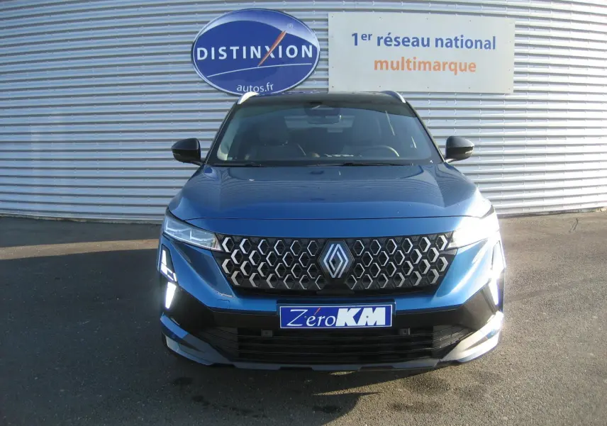 Vue avant du Renault Austral 2025 bleu outremer avec toit noir, calandre distinctive et feux LED allumés.