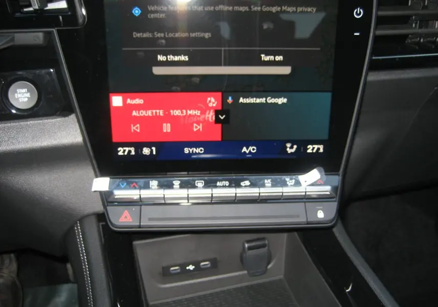Détail de la console centrale du Renault Austral 2025 avec écran tactile et commandes climatisation, finition noir mat.