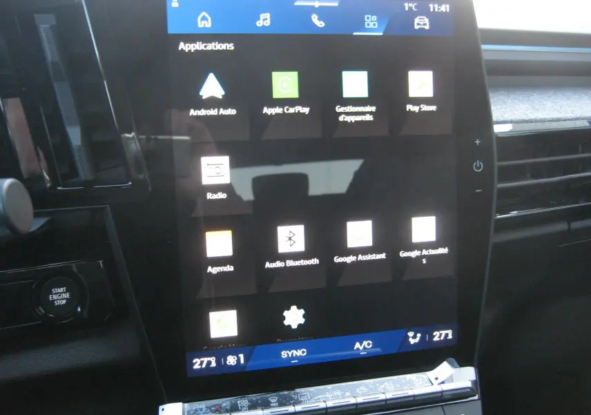 Écran tactile central affichant les applications multimédia dans l’habitacle du Renault Austral bleu outremer, vue de face.