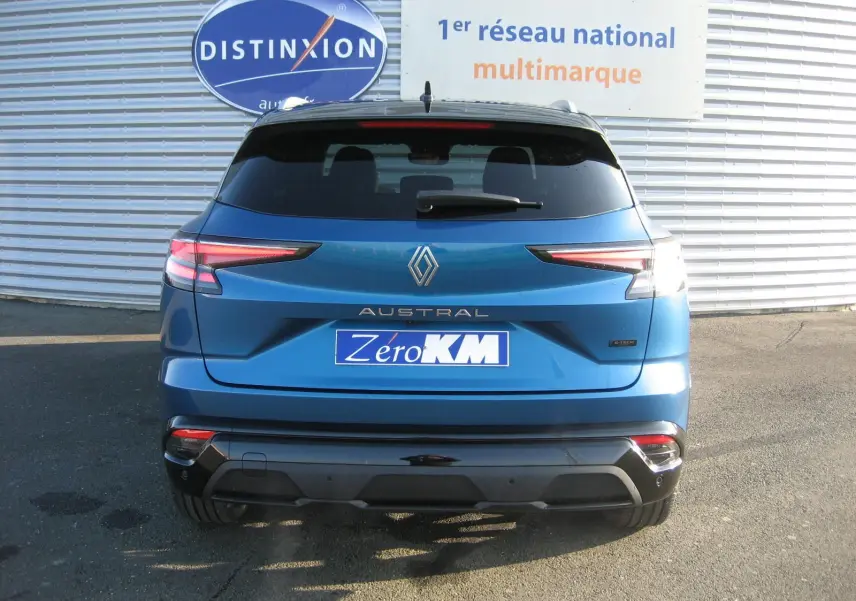 Vue arrière d'un Renault Austral bleu outremer avec toit noir, mettant en valeur ses feux LED et son badge E-Tech.
