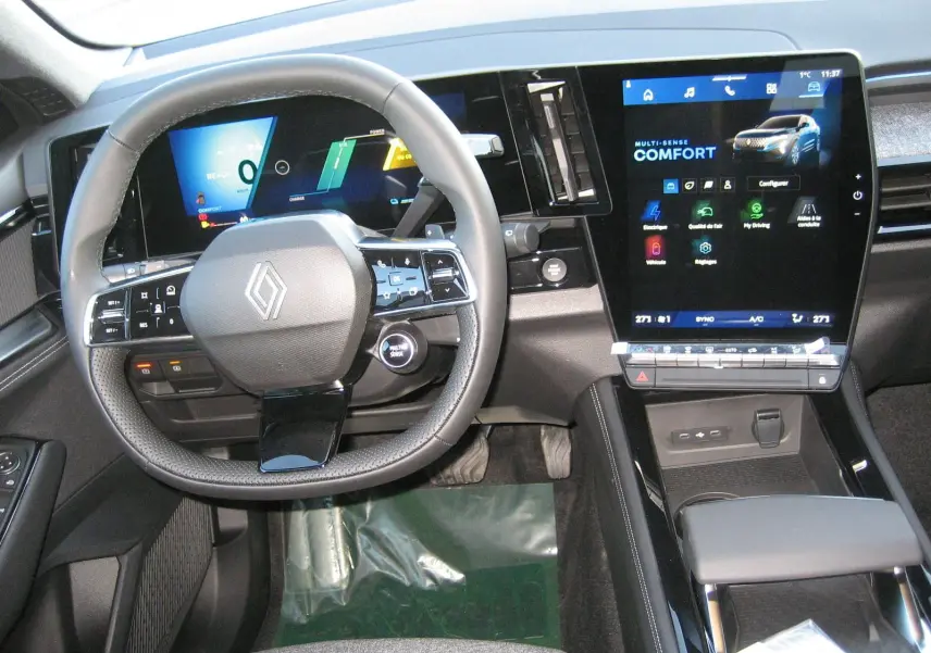Vue intérieure du tableau de bord et volant Renault Austral 2025, avec écran tactile central et affichage numérique moderne.