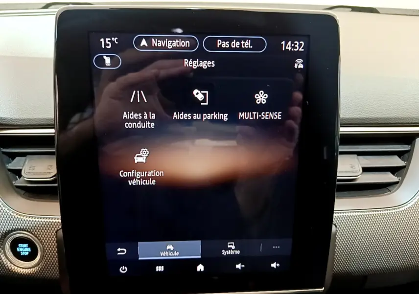 Écran tactile central affichant les réglages du véhicule Renault Arkana Techno E-Tech hybride, intérieur noir.