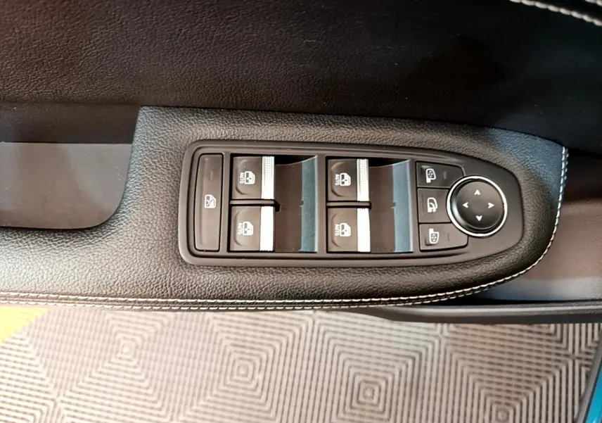 Gros plan sur les commandes des vitres et rétroviseurs côté conducteur du Renault Arkana bleu 2023, finition Techno E-Tech.
