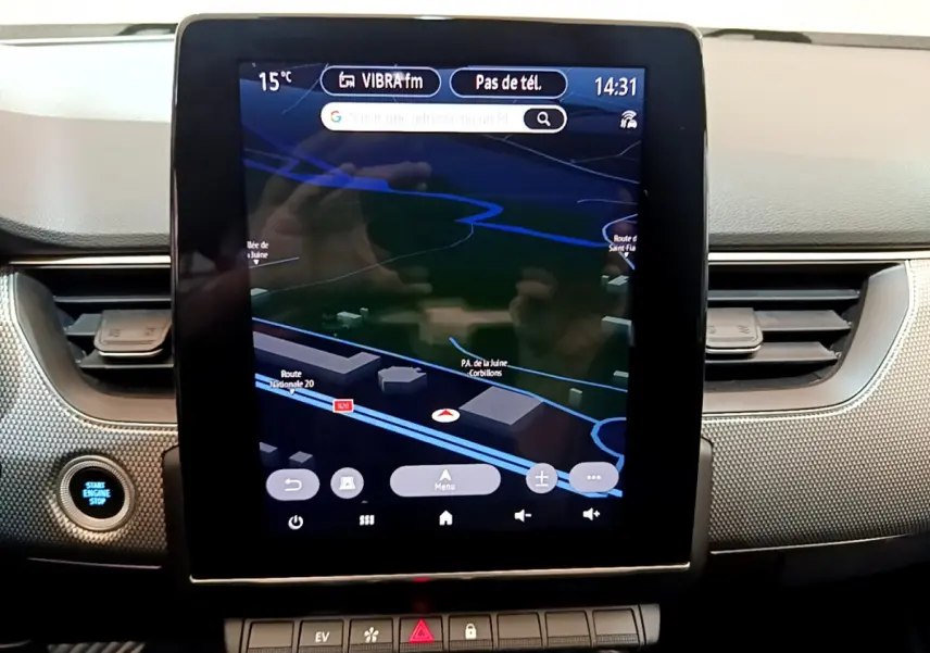 Écran tactile central 23,6 cm affichant la navigation dans l’habitacle d’une Renault Arkana bleu 2023.