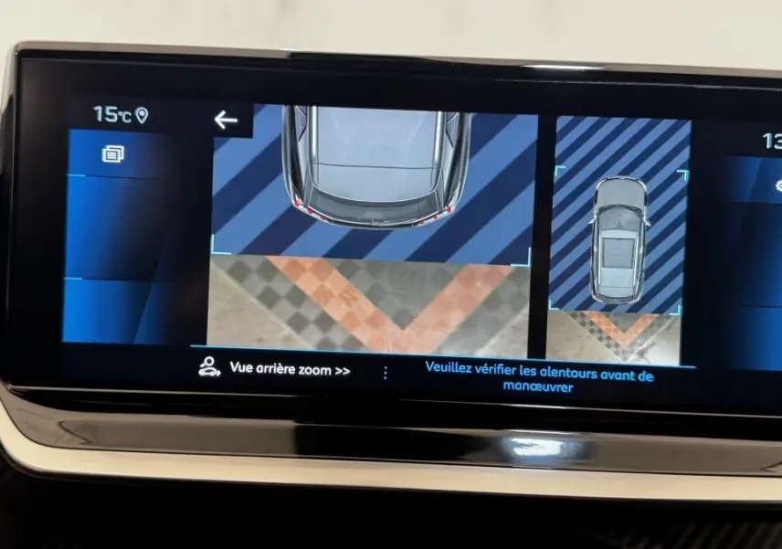 Écran tactile intérieur affichant la caméra de recul et la vue 360° du Peugeot 2008 gris foncé, version 2022.