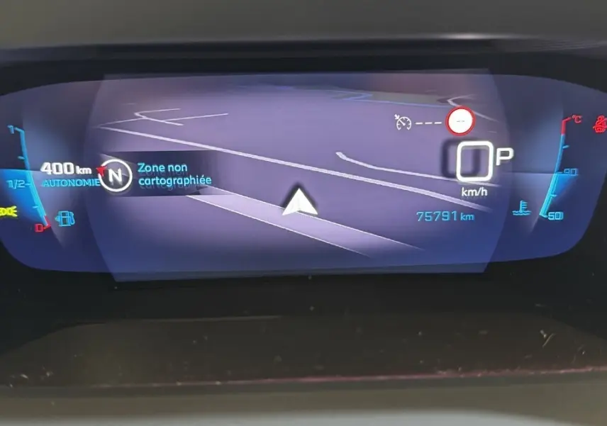 Affichage numérique du tableau de bord du Peugeot 2008 gris foncé, montrant la navigation et les indicateurs de vitesse et carburant.