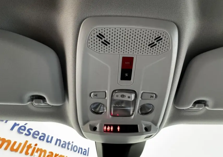 Vue intérieure du plafonnier gris clair avec commandes d’éclairage et bouton SOS du Peugeot 2008 2022.