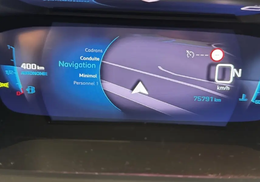 Affichage numérique du tableau de bord du Peugeot 2008 gris foncé, montrant la navigation et l'autonomie à 400 km.