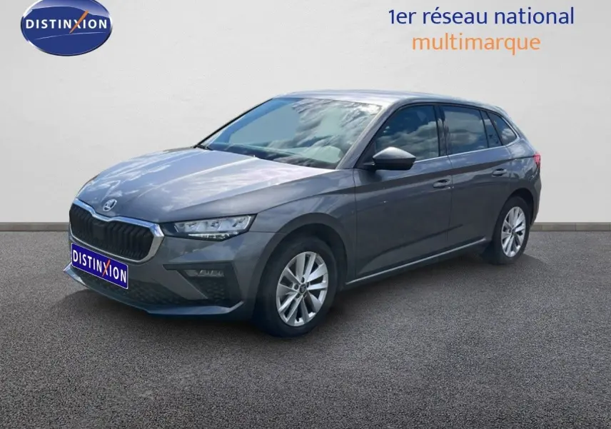 Skoda Scala gris magnétique métal en 3/4 avant droit, avec calandre noire et jantes alliage 16 pouces.