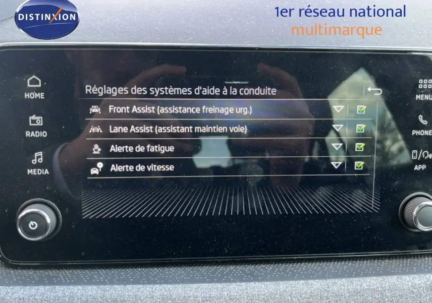 Écran tactile du tableau de bord SKODA SCALA 2025 affichant les réglages d’aides à la conduite.