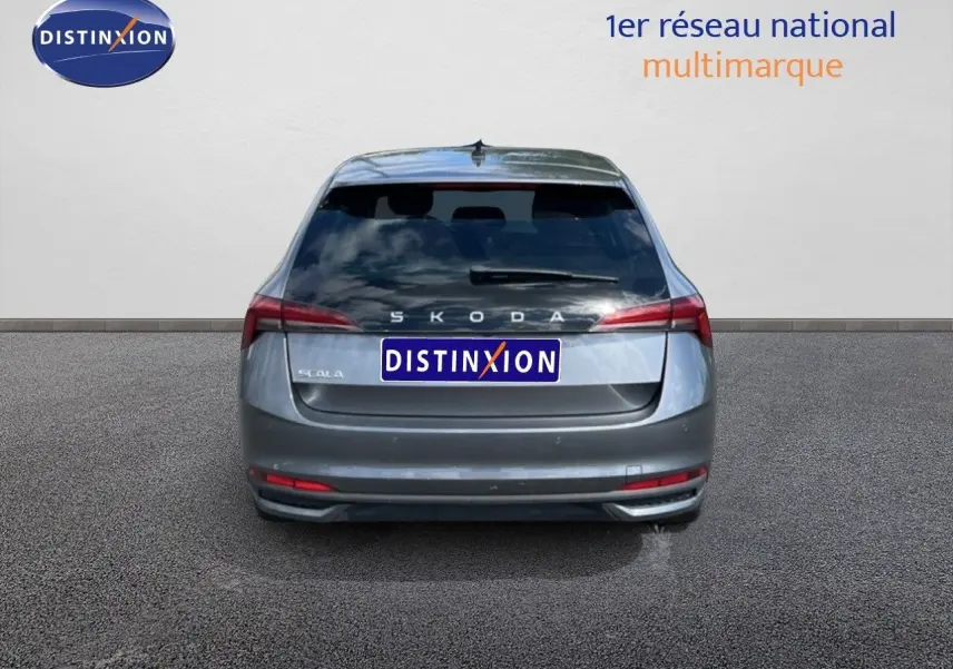Vue arrière d'une Skoda Scala gris magnétique métal 2025 avec feux arrière allongés et logo centré.