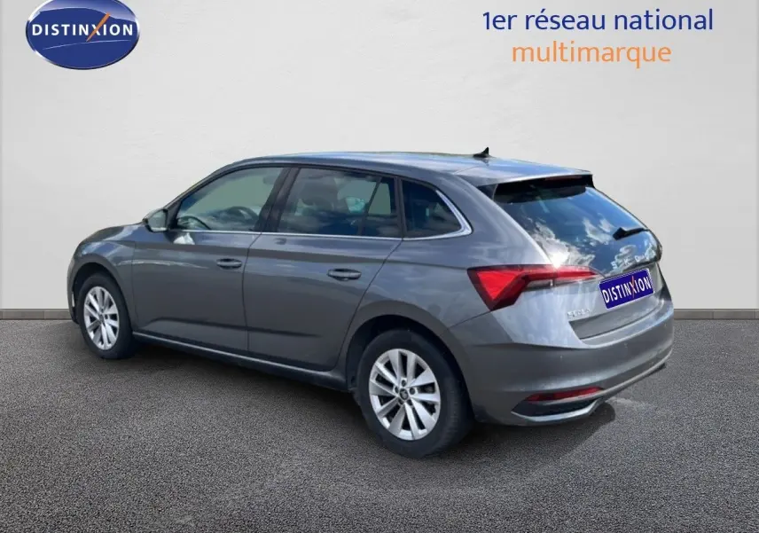 Vue 3/4 arrière droite d'une Skoda Scala gris magnétique métallisé avec feux arrière LED et jantes alliage.